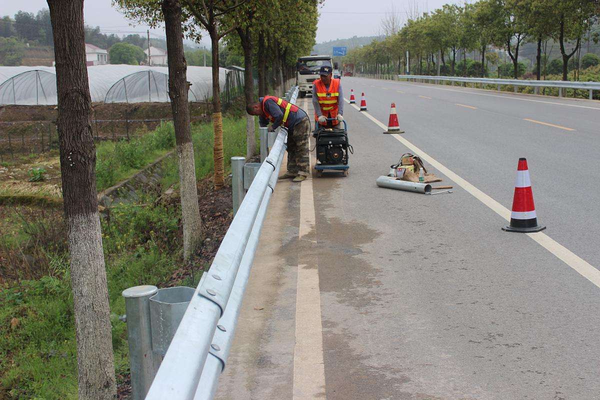 公路波形護欄平時應(yīng)該怎么維護呢？