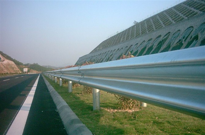 高速公路護欄設計的標準高度是多少？