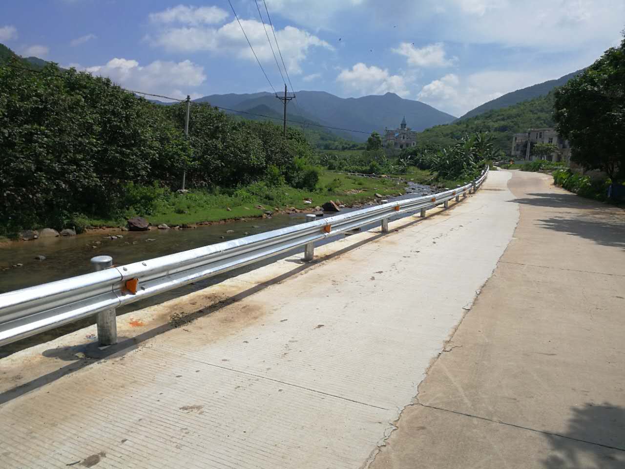 道路波形護(hù)欄防撞價(jià)格一般多少比較合適？
